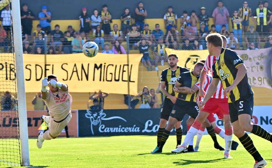 El colombiano Alejandro Gutiérrez Arango cabecea en una de las chances claras de Madryn en el primer tiempo. Foto: Daniel Feldman/Jornada Medios.