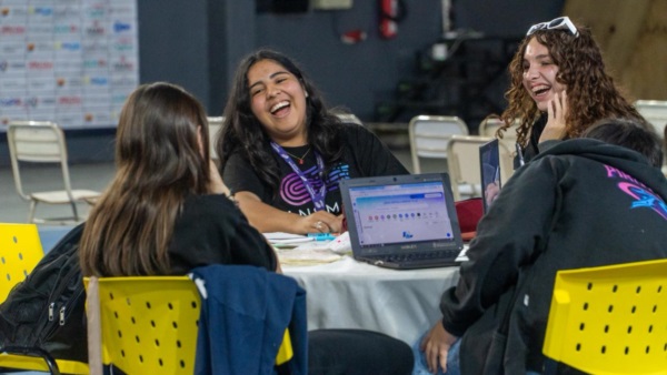 La propuesta consistió en que los equipos desarrollaran un proyecto con impacto local. 