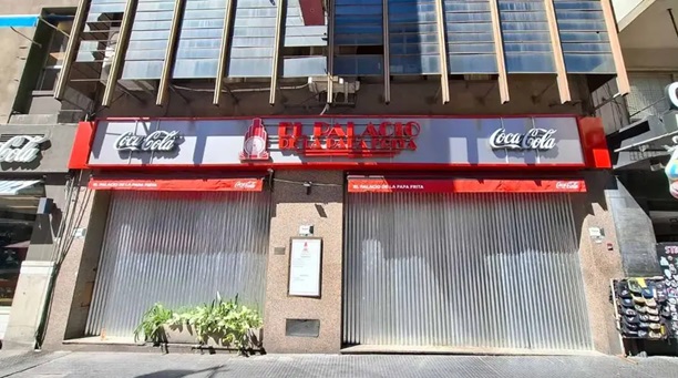 El histórico local tapiado. Prometen reabrir en otra sede.