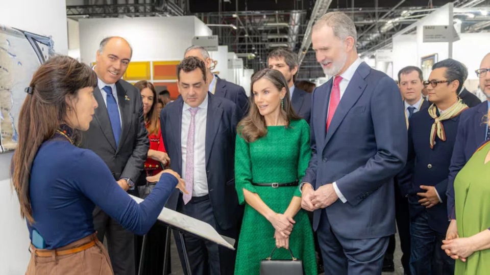 Los reyes de España, Felipe VI y Letizia, dialogan con la artista Agustina Woodgate.