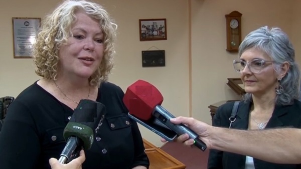 Natalia Osorio Hughes, productora del espectáculo y la actriz Gilda Sandiano, intérprete de la obra.
