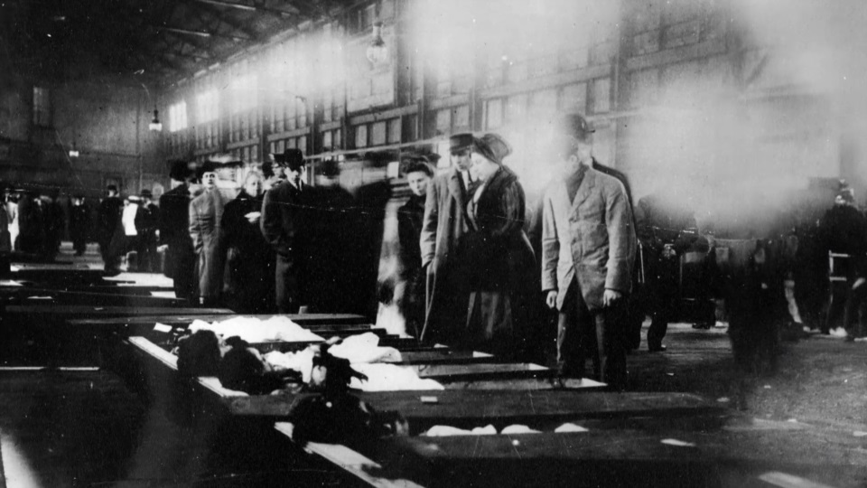 Los cuerpos quemados de numerosas obreras de la Triangle Shirtwaist. 