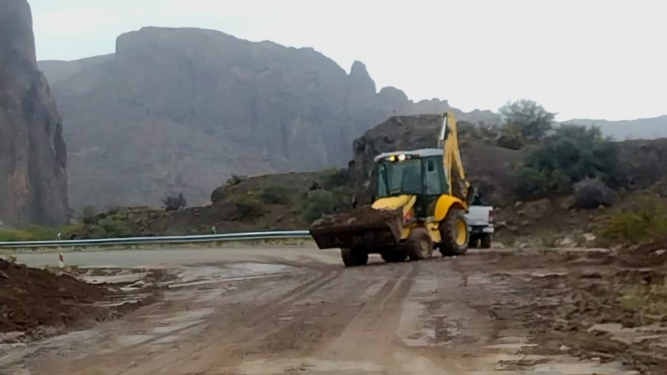 Máquina vial trabajando en la calzada.
