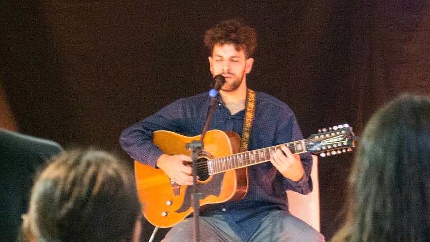 Mahuro Coletti,  cantante y guitarrista de Trelew.