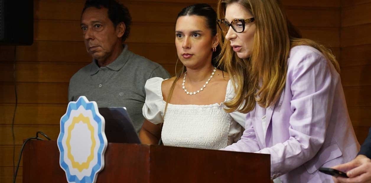 Conferencia prensa Agostina Páez junto a sus abogados. Foto: Juano Tesone