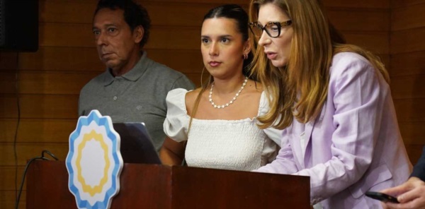 Conferencia prensa Agostina Páez junto a sus abogados. Foto: Juano Tesone