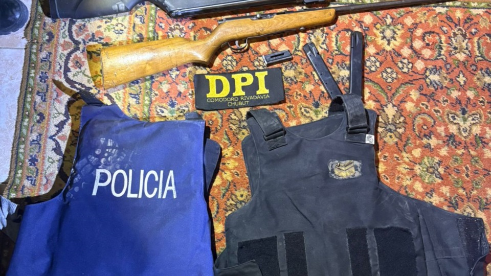 Armas de fuego y chalecos antibalas hallados.