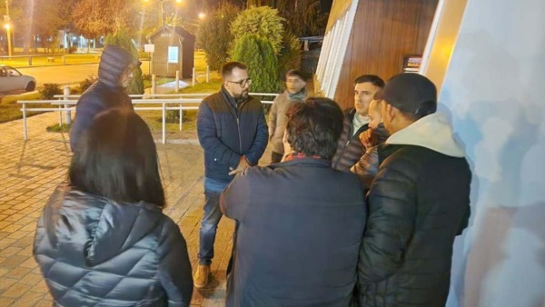 Matías Taccetta con trabajadores del Casino.
