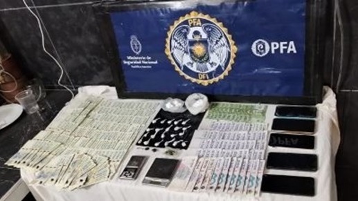 Dinero en efectivo, droga y celulares incautados.