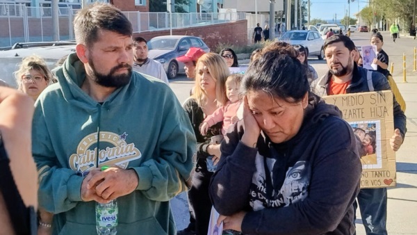 Luis López y Lorena Andrade, padre y madrastra de Ángel