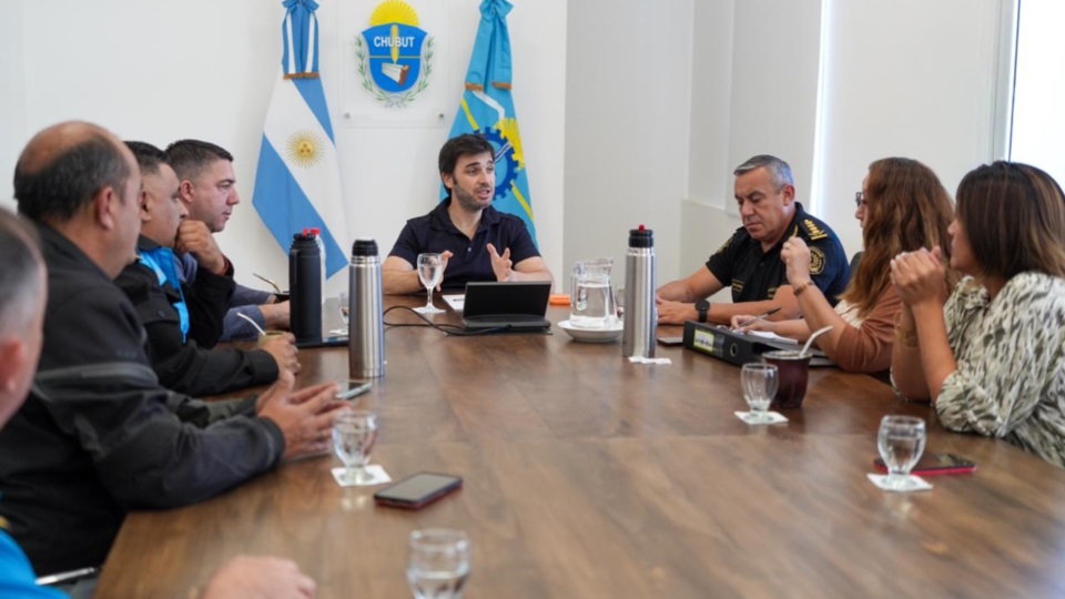 Torres con los jefes policiales y del COBIPOL. 
