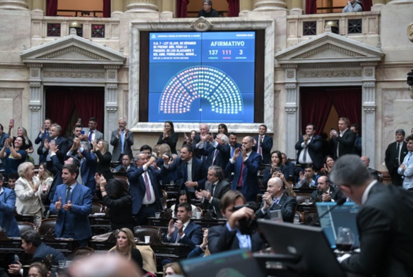 Los diputados libertarios y sus aliados celebran haber sacado la Ley de Glaciares.
