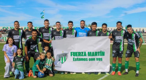 El apoyo al lesionado Martín Rodríguez. Foto: Germinal.