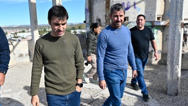 Torres, Merino y García recorriendo el predio.