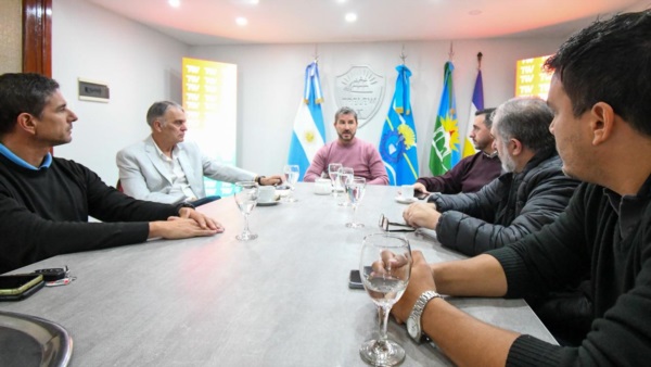 Gerardo Merino con supermercadistas y mayoristas.