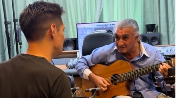 Llancaman trabajando con Hugo  Merlo en el estudio de grabación.