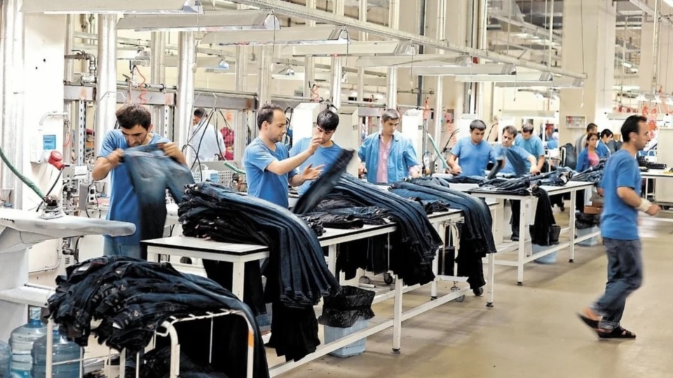La industria textil nacional sufre la caída del consumo y la apertura de las importaciones.