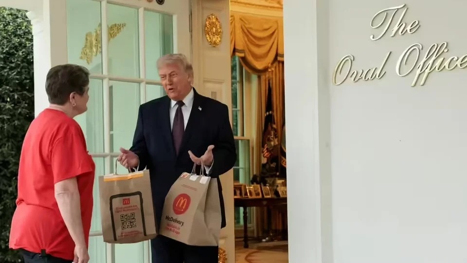 No es IA. "Fast food", eufemismo para comida chatarra, llega a un domicilio especial: el Salón Oval.