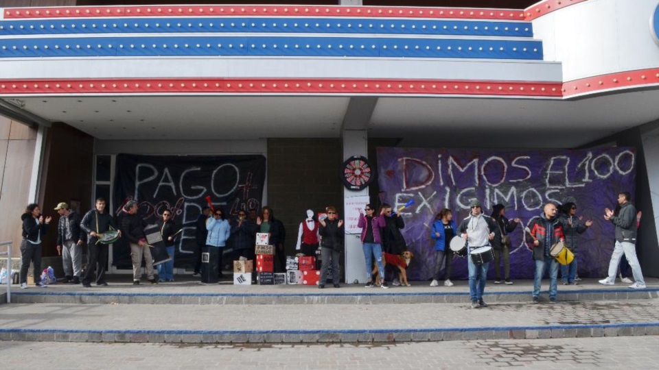 Los despedidos siguen esperando una solución al conflicto.