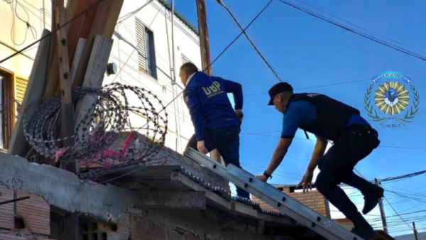 Efectivos policiales en el barrio 30 de Octubre.