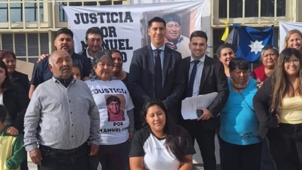 El fiscal Jorge Bugueño junto a familiares y allegados de la víctima.