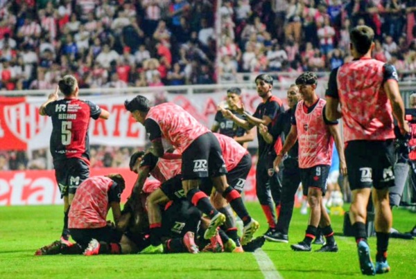Juan Ignacio Ramírez aprovechó un error de la defensa local y marcó el tercero de Newell's.