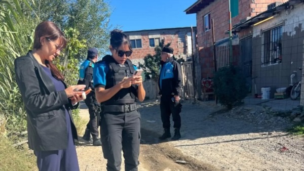 Personal policial y de Fiscalía en el lugar del hecho.