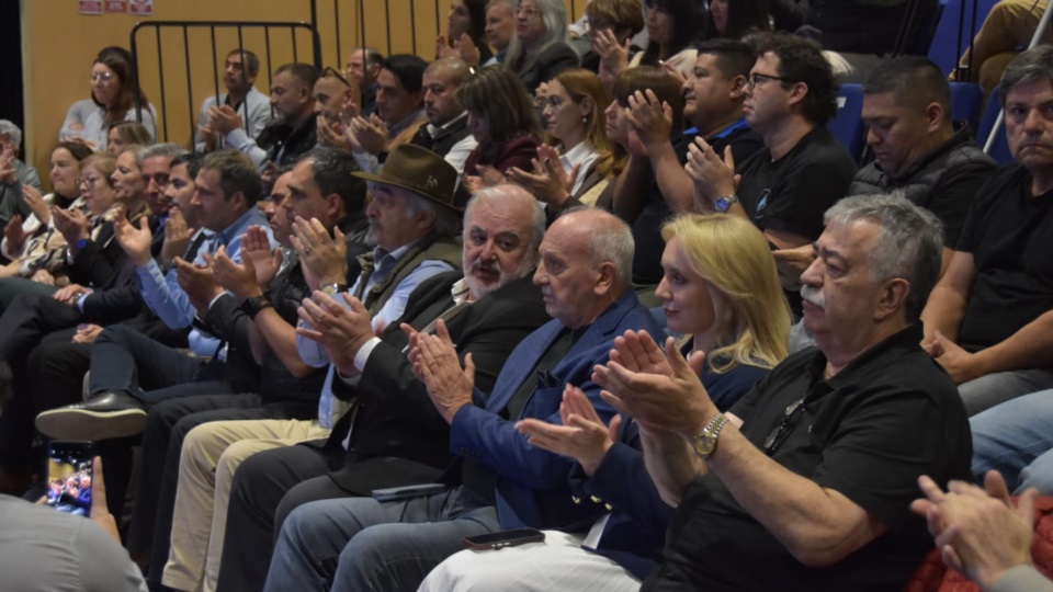 Referentes políticos, sindicales y económicos en el Encuentro.