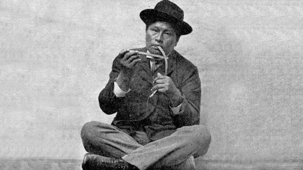Tehuelche tocando el koolo.