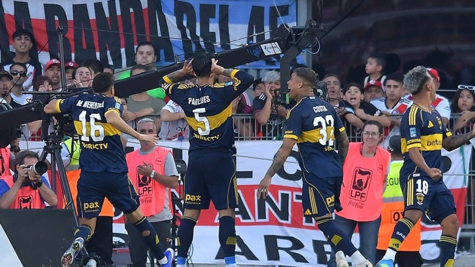 Paredes hace el "topo gigio" a la hinchada de River.