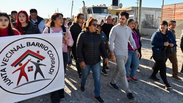 Nacho Torres con vecinos del barrio Corradi.