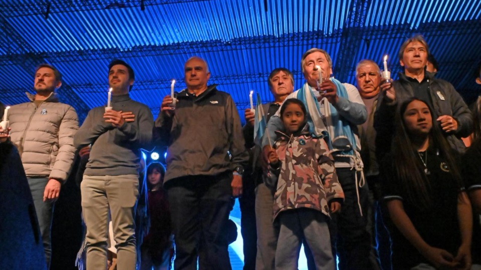 Instancias de la vigilia realizada este miércoles en la Rural de Trelew. Foto: Daniel Feldman. 