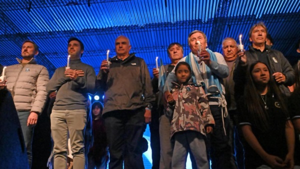Instancias de la vigilia realizada este miércoles en la Rural de Trelew. Foto: Daniel Feldman. 