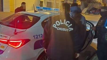 Instantes de la detención de los delincuentes. Fuente: Policía del Chubut