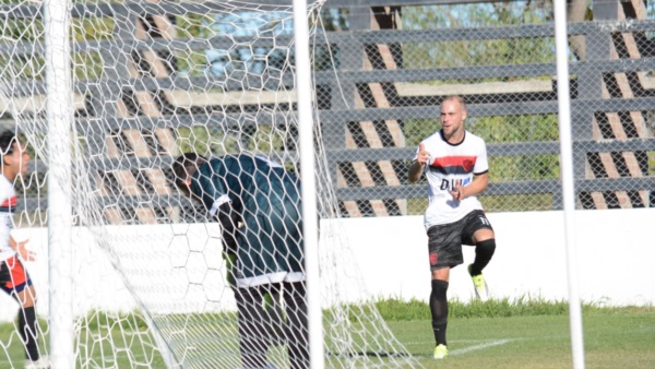 Gran celebración del "Chucky" Fernández. (Foto: Héctor Yañez).