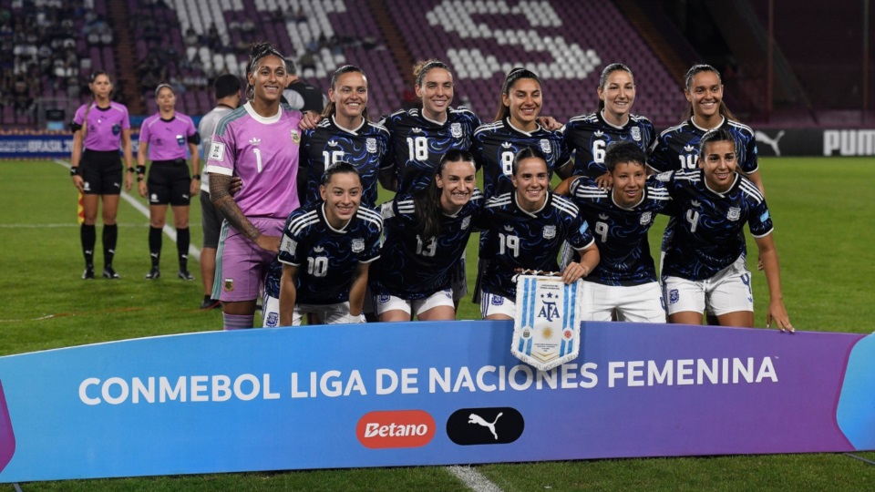 Argentina con camiseta alternativa y puntera de las eliminatorias. Foto: Club Lanús.