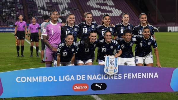 Argentina con camiseta alternativa y puntera de las eliminatorias. Foto: Club Lanús.