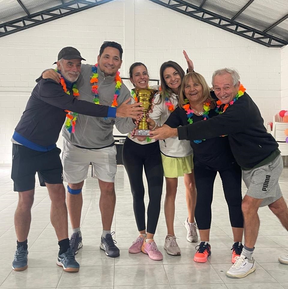 Mariano Dorrego, Federico Pfister, Natalia Latorre, Verónica Allievi, Elsa Sridi y Miguel Castro los integrantes del equipo Negro, el campeón del Amistad.