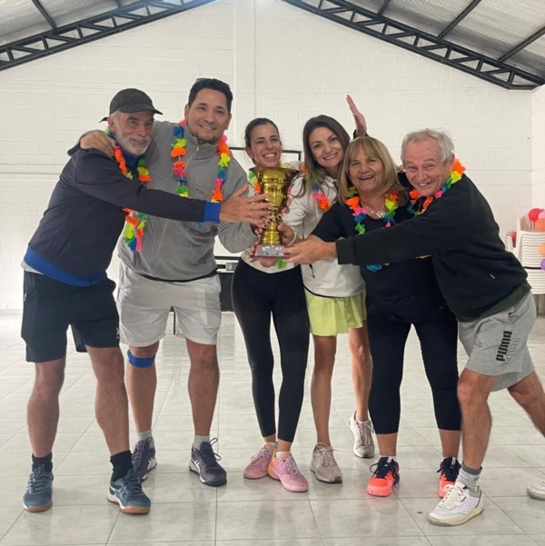 Mariano Dorrego, Federico Pfister, Natalia Latorre, Verónica Allievi, Elsa Sridi y Miguel Castro los integrantes del equipo Negro, el campeón del Amistad.