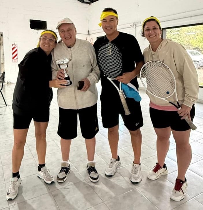 Karina Hisgen, Lucas Pérez (padre), Lucas Pérez (hijo)y Daiana Zanardo, integrantes del equipo Amarillo.
