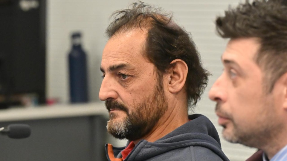 Roberto Bubas junto a uno de sus defensores.