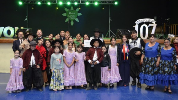 Los festejos continuaron en el Gimnasio Municipal. 