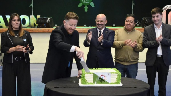 El tradicional corte de torta por el 107 aniversario.