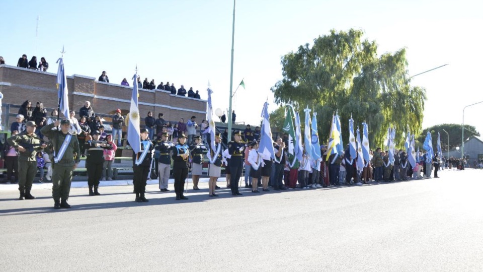 La ceremonia se desarrolló sobre la avenida principal.