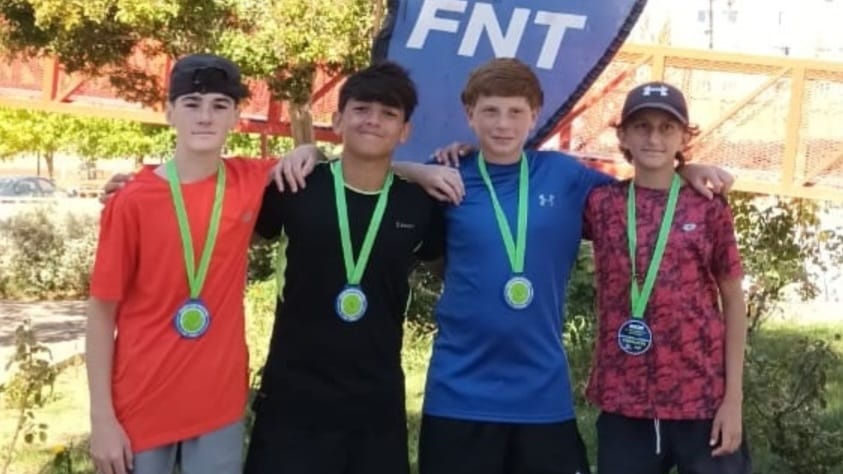 Bautista Sufritti y Lucio Vulcano, campeones del dobles Sub 14, junto a los neuquinos Bautista Wolin y Tiziano Dilucente.