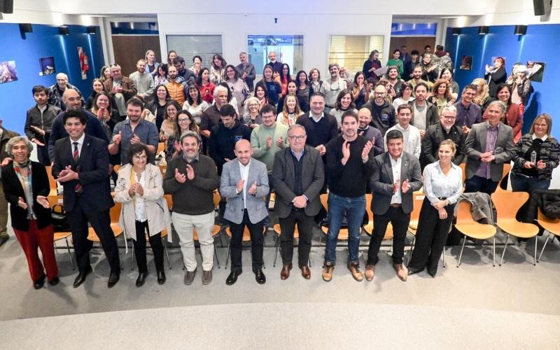 Gustavo Sastre con los investigadores.