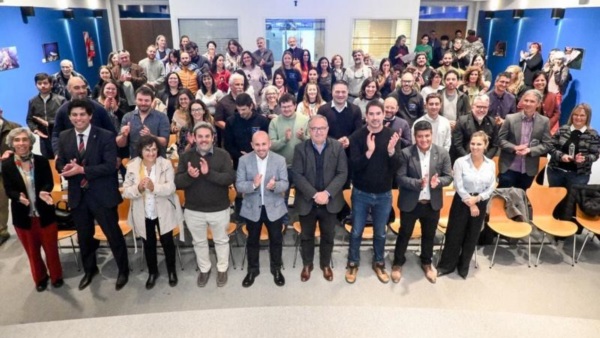 Gustavo Sastre con los investigadores.