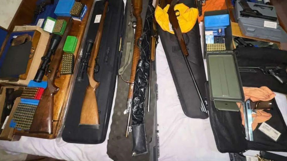 El arsenal encontrado e incautado en Puerto Madryn.