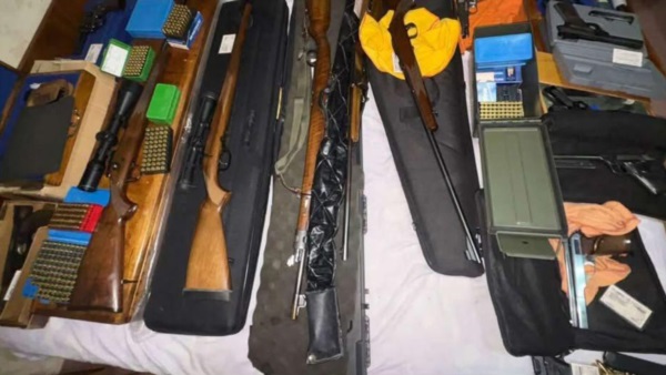 El arsenal encontrado e incautado en Puerto Madryn.