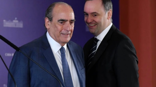 Las vueltas de la vida: Francos -cuando era jefe de Gabinete, y el entonces vocero Adorni.